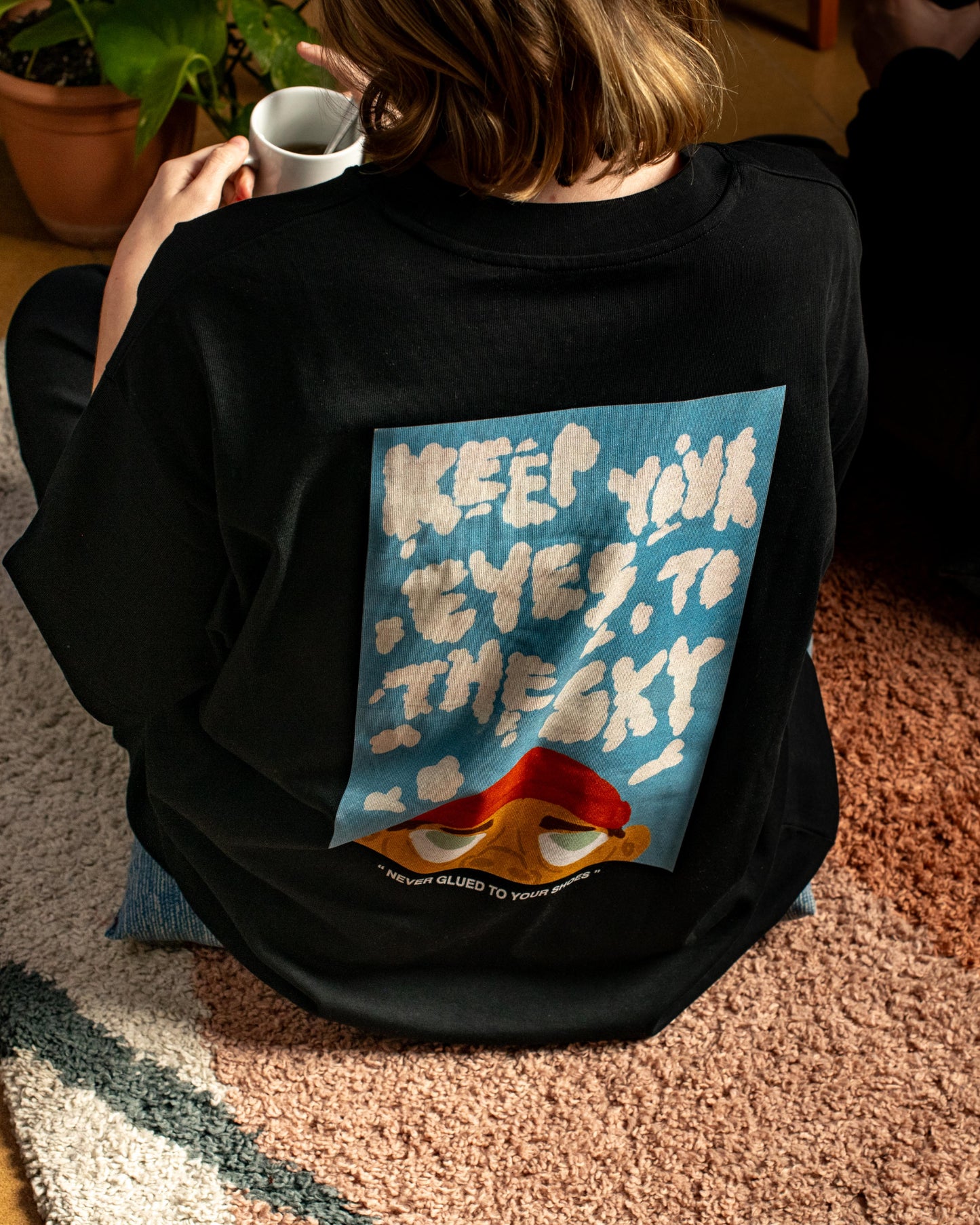 CAMISETA EYES TO THE SKY NEGRA