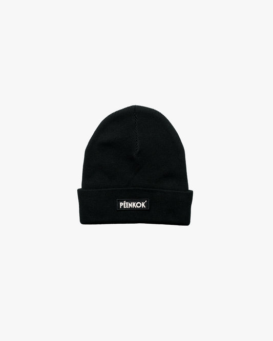 PÉENKOK’ | ORGANIC COTTON BEANIE BLACK WITH A WOVEN PATCH IN RECYCLED POLYESTER EMBROIDERY ON THE FRONT